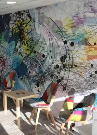 La fresque murale colorée de l'espace détente, salon Massilia Coif à Téteghem