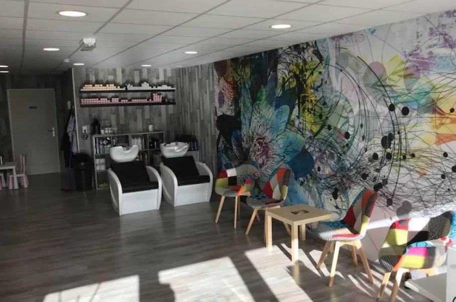 L'intérieur du salon Massilia Coif, avec sa fresque murale colorée — coiffeur à Téteghem