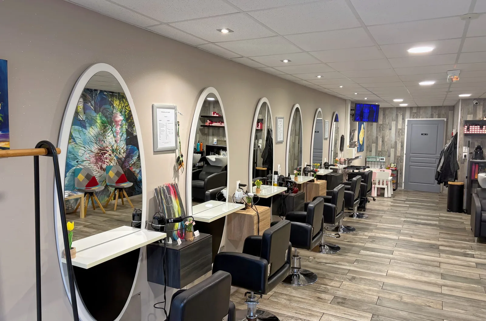 L'intérieur du salon Massilia Coif, rangée de postes de coiffage avec miroirs — coiffeur à Téteghem
